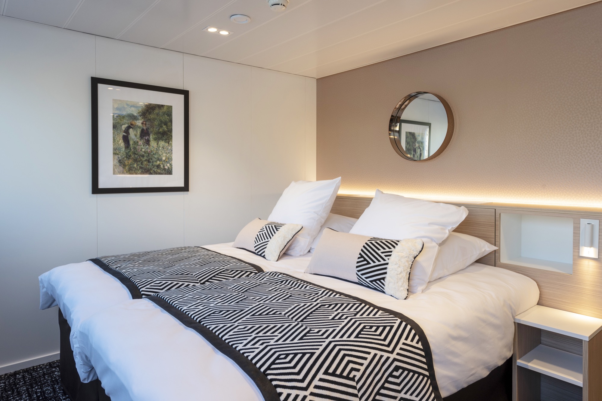 CroisiEurope MS Renoir Cabin Superior 5.jpg
